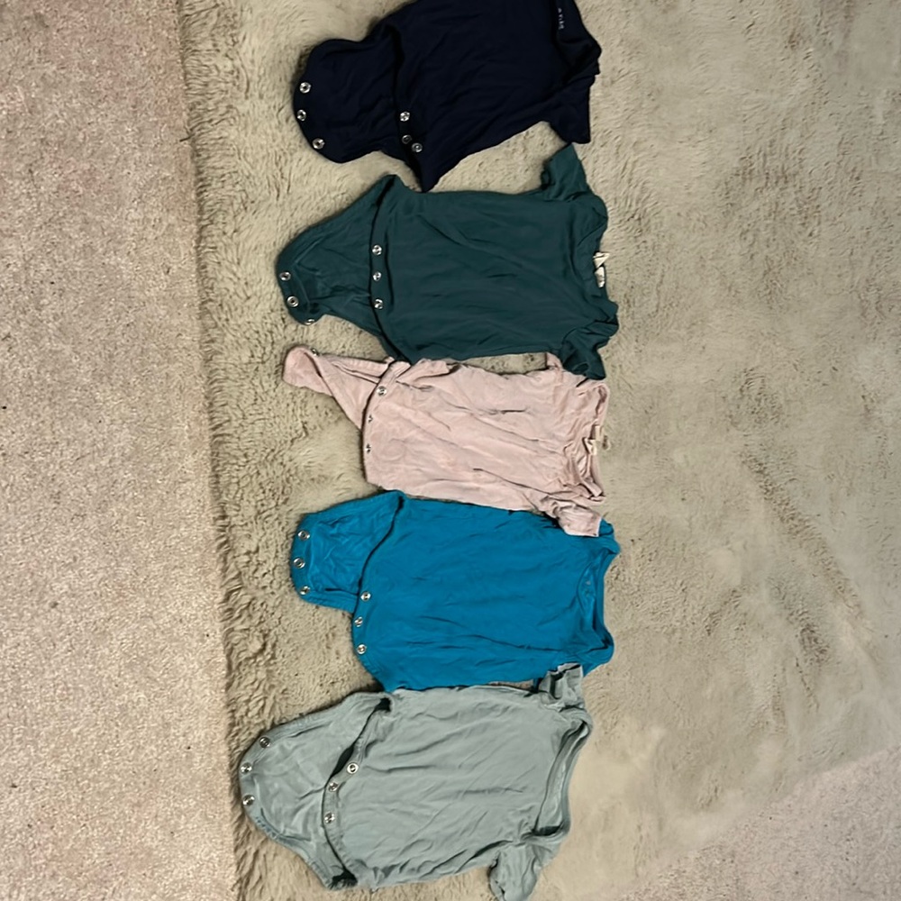 Kyte baby onesies 3-6 months GUC
*navy is 0-3